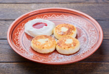 Photo of Сырники с вареньем и йогуртом