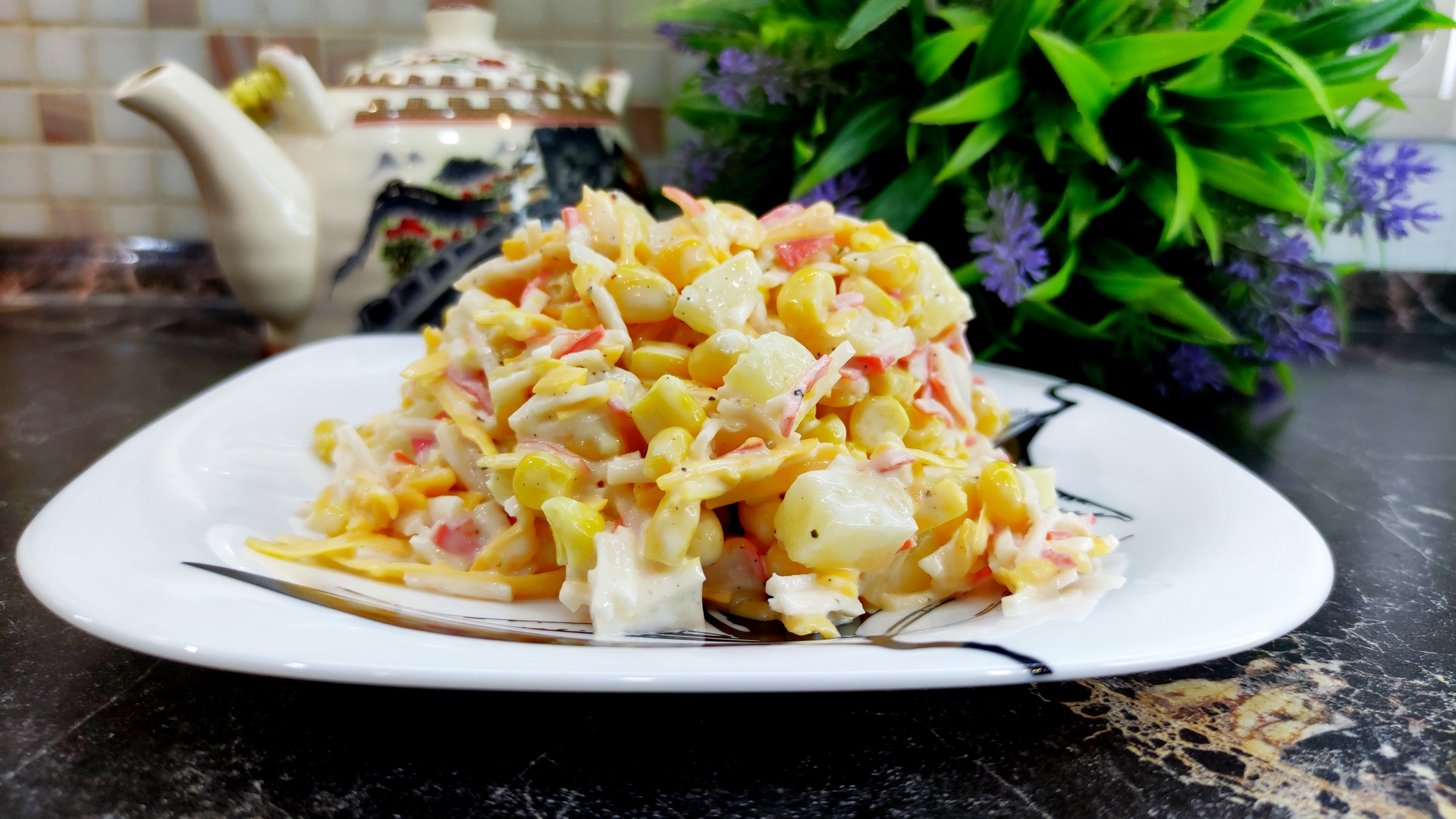 Фото 11 — Салат с крабовыми палочками и авокадо